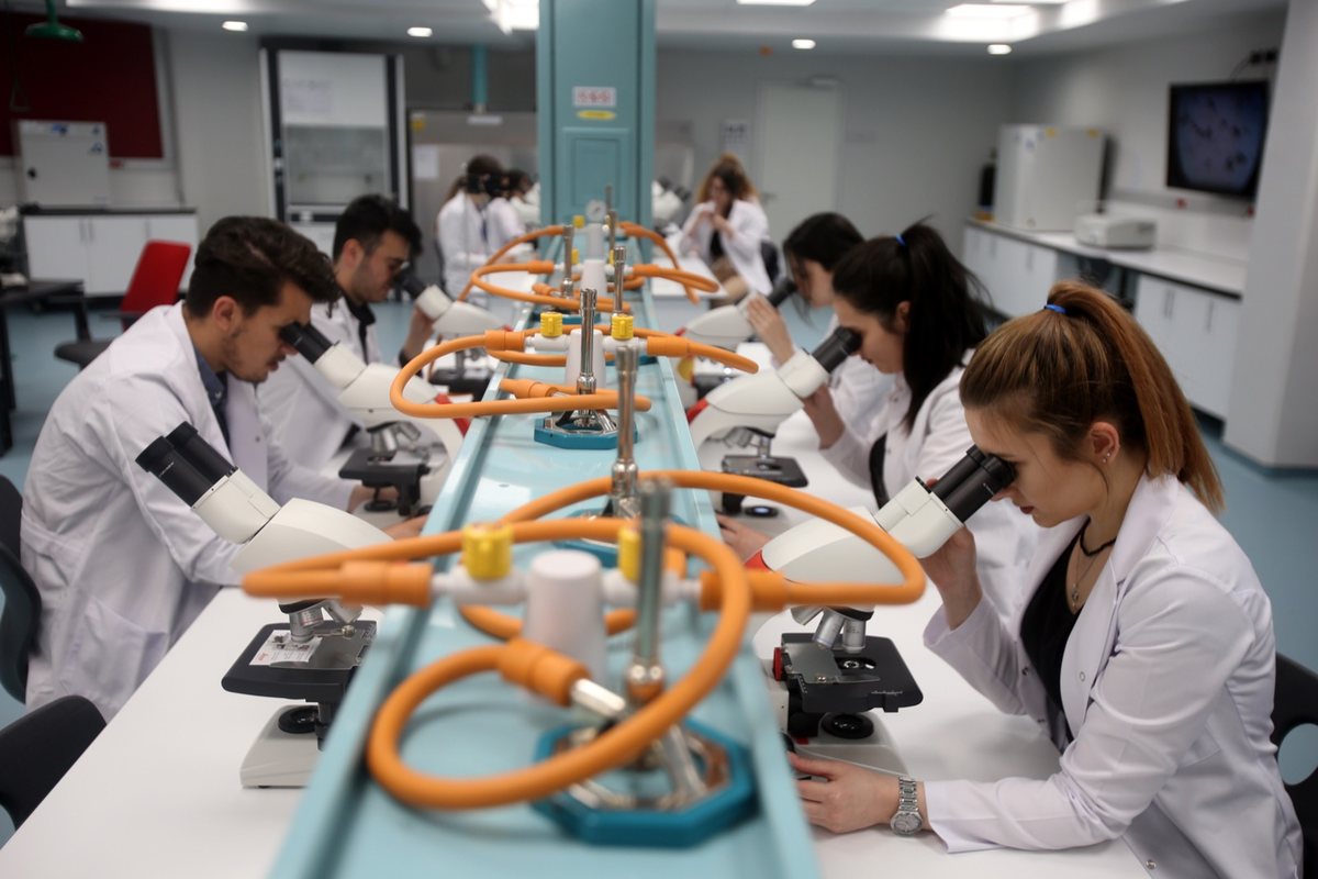 Üsküdar Üniversitesi tıp eğitimine sağlık teknolojileri dersi ekledi