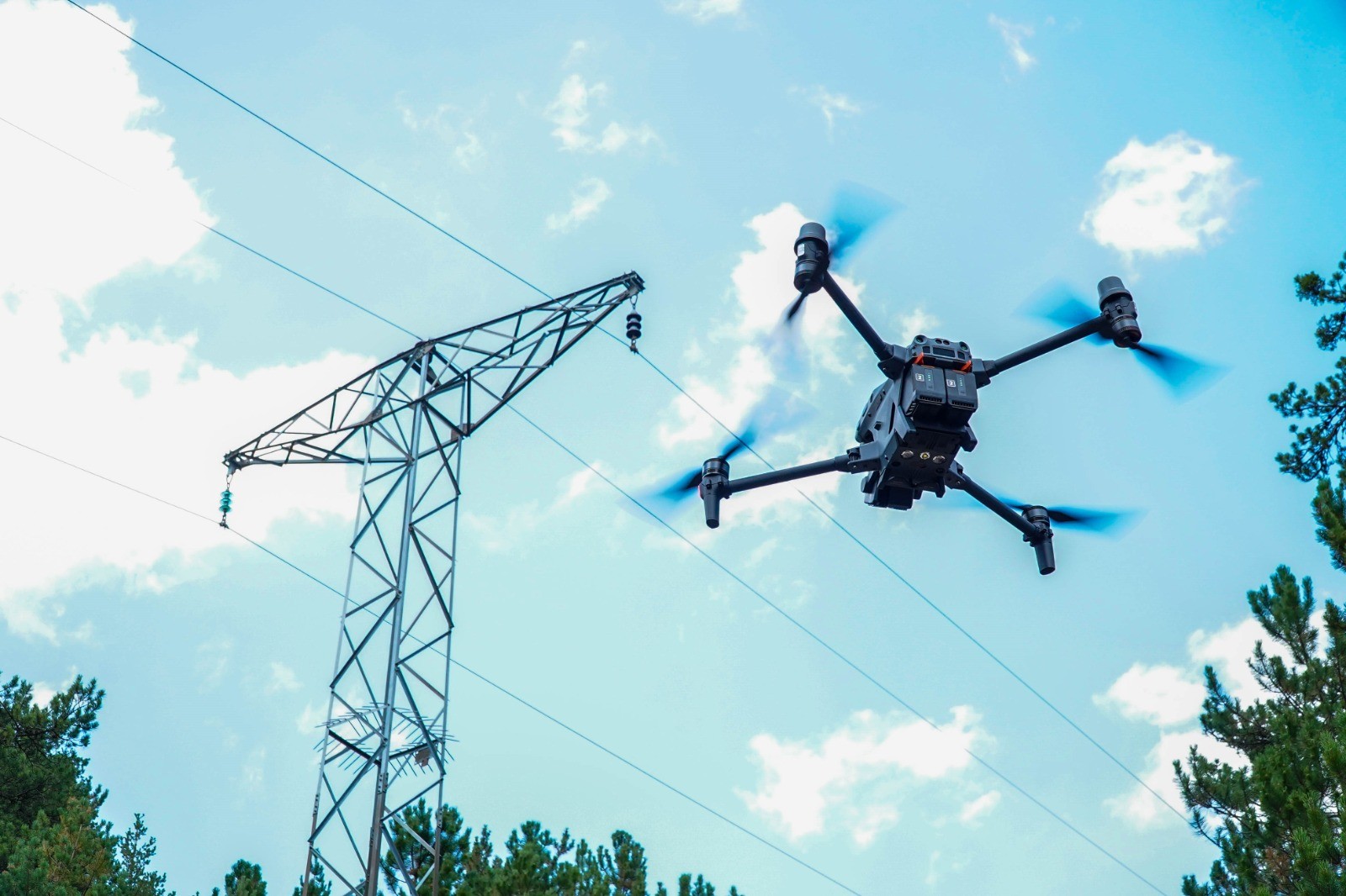 Enerjisa ormanlık şebeke hatlarında drone denetimini genişletti