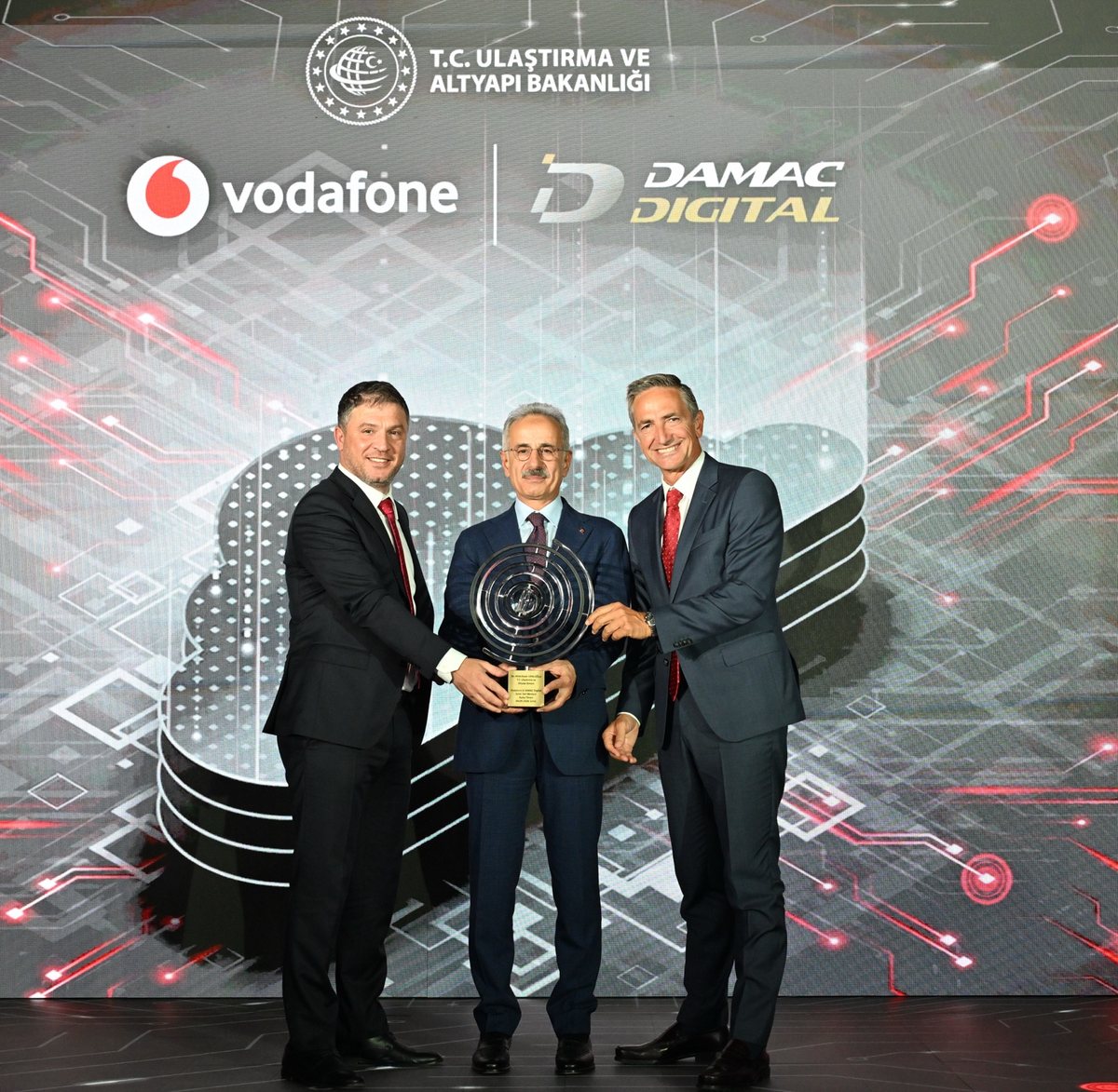 Vodafone İzmir Veri Merkezi’nin ilk fazını açtı