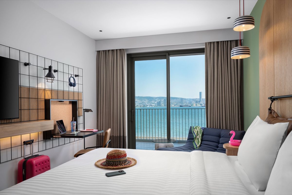 Moxy İzmir Neva Yalı’da hizmete açıldı