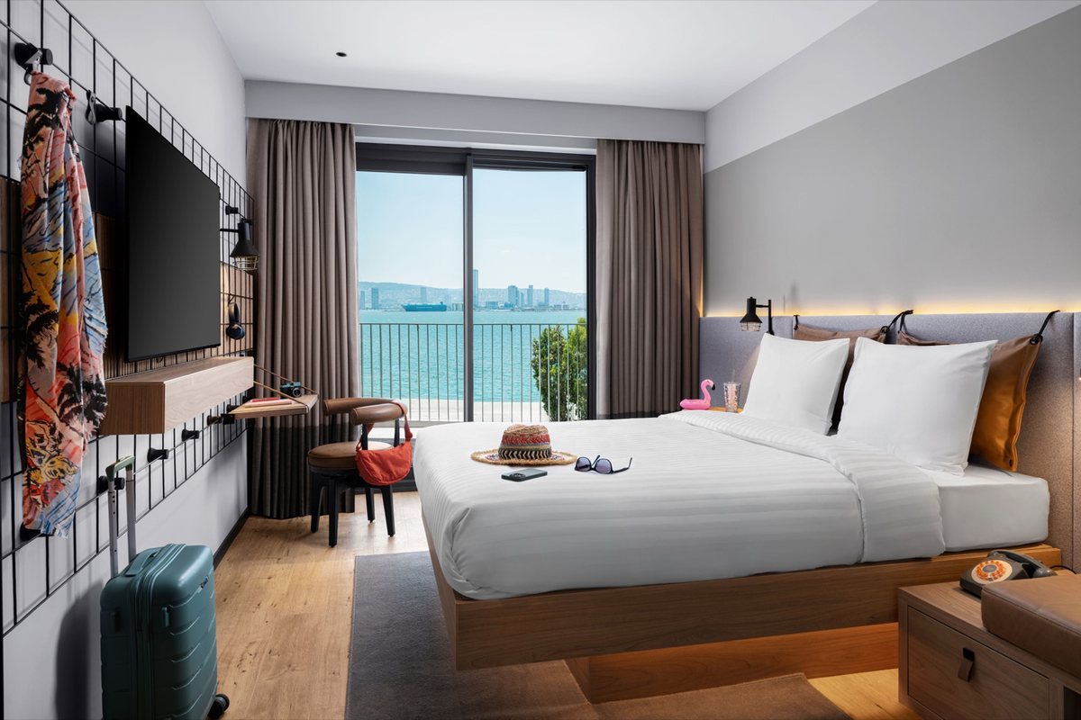 Moxy İzmir Neva Yalı’da hizmete açıldı