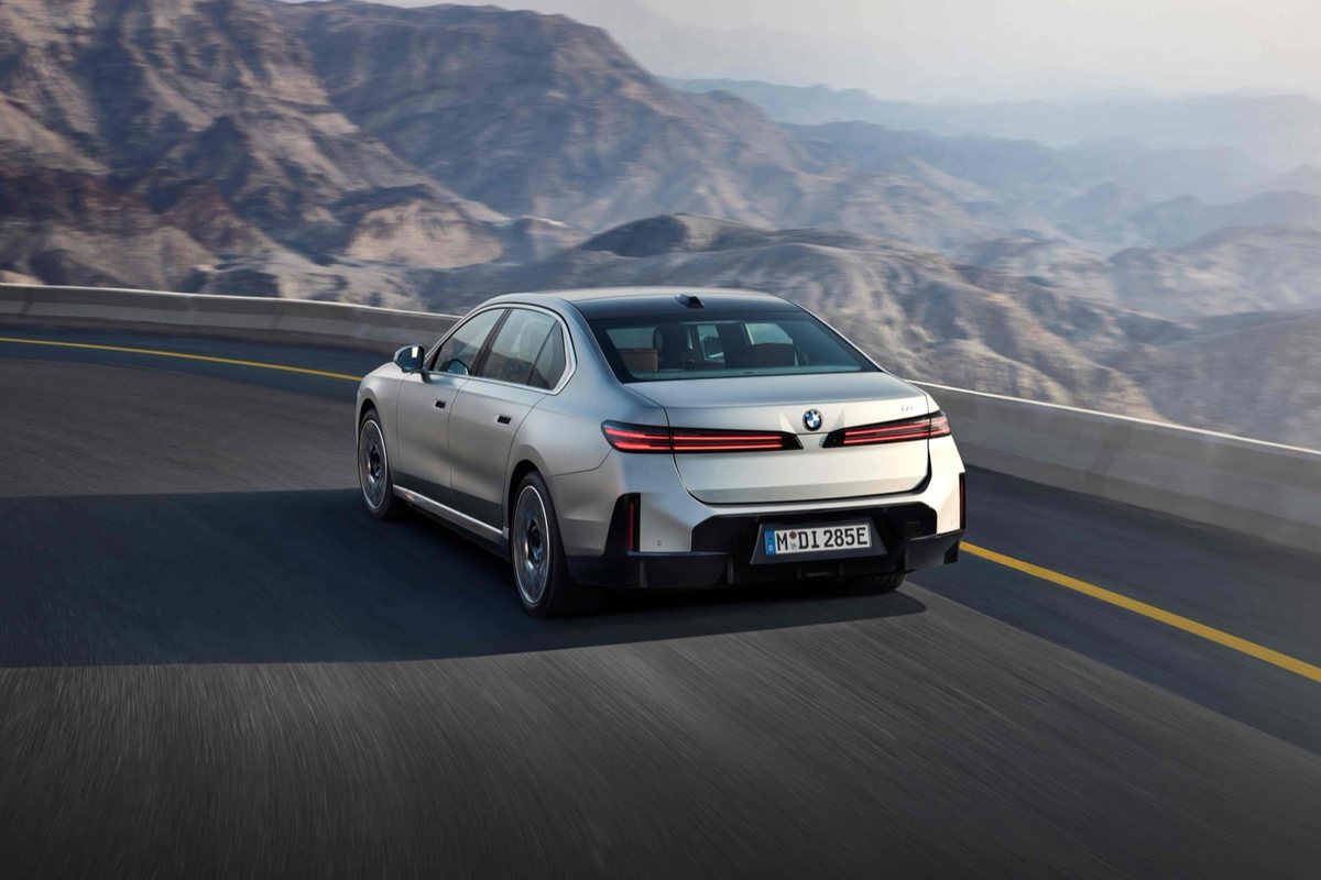 BMW yeni lüks sedan serisini Türkiye'de satışa sundu