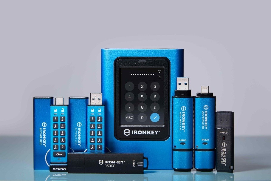 Gri zeminde mavi alüminyum gövdeli tuş takımlı şifreli USB bellekler ve taşınabilir SSD