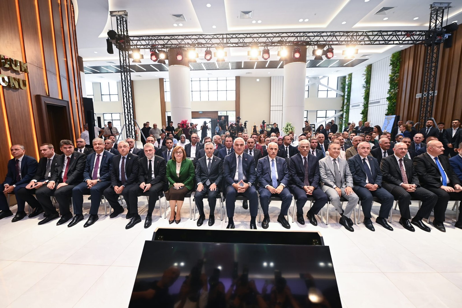 Resmî toplantıda ön sırada oturan yetişkin katılımcılar görülüyor.