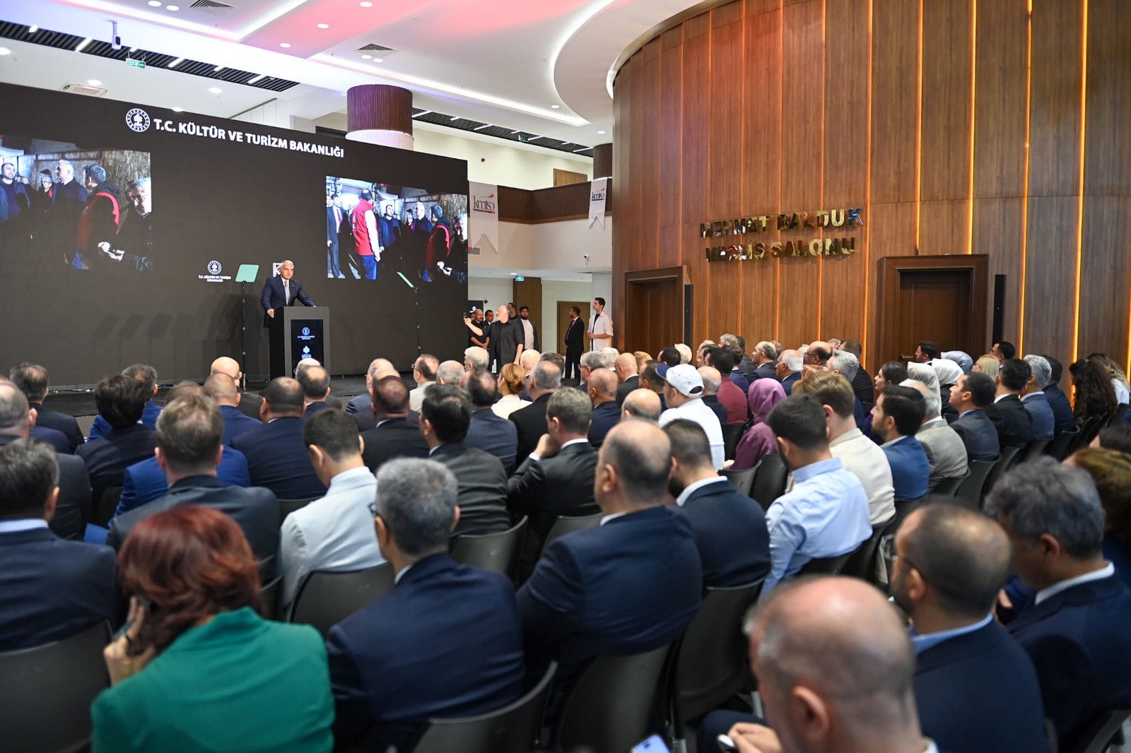 Kültür ve Turizm Bakanlığı sahnesi önünde dinleyici sıraları görülüyor.