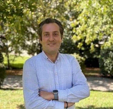 Ağaçlıklı alanda kollarını bağlamış yetişkin erkek portresi