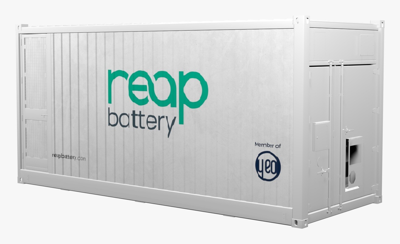 Reap Battery logosunu taşıyan beyaz enerji depolama konteynerinin yan cephesi görülüyor.