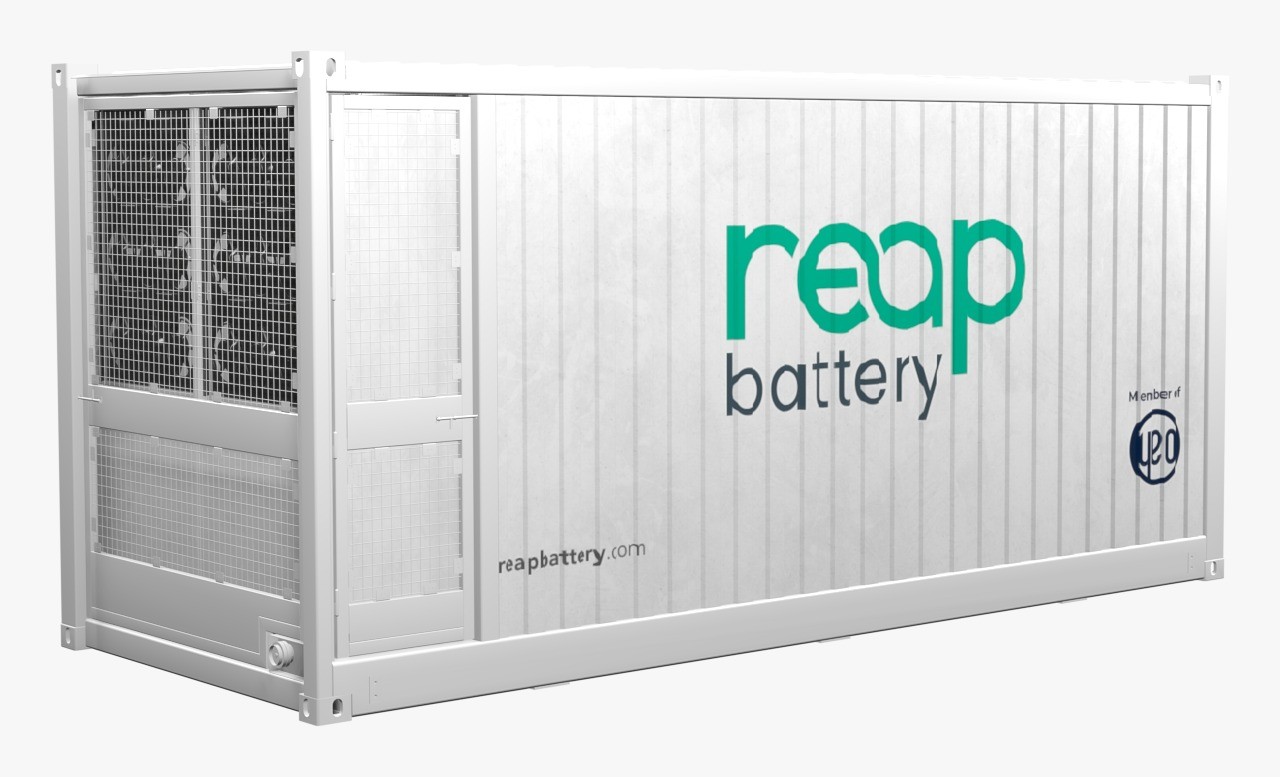 Havalandırma ızgaralı beyaz Reap Battery enerji depolama konteyneri görülüyor.