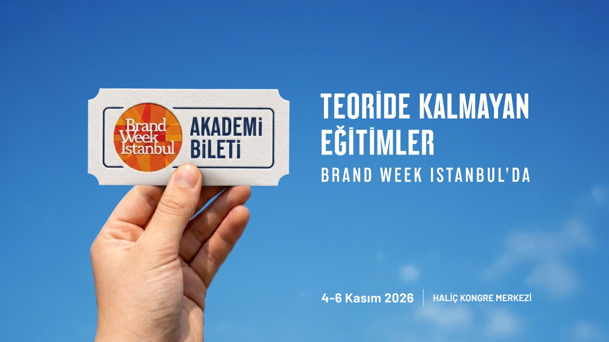 Mavi gökyüzü önünde Brand Week Istanbul Akademi Bileti tutan bir el ve etkinlik bilgileri