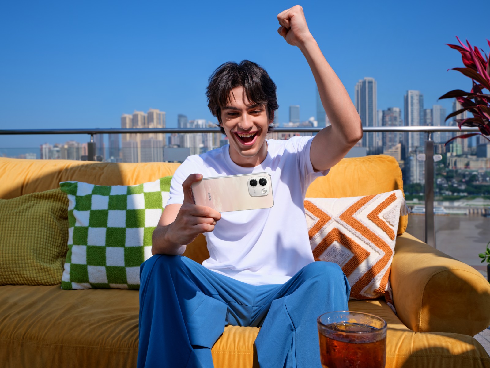 Açık alanda Xiaomi telefonla oyun oynayan yetişkin model.