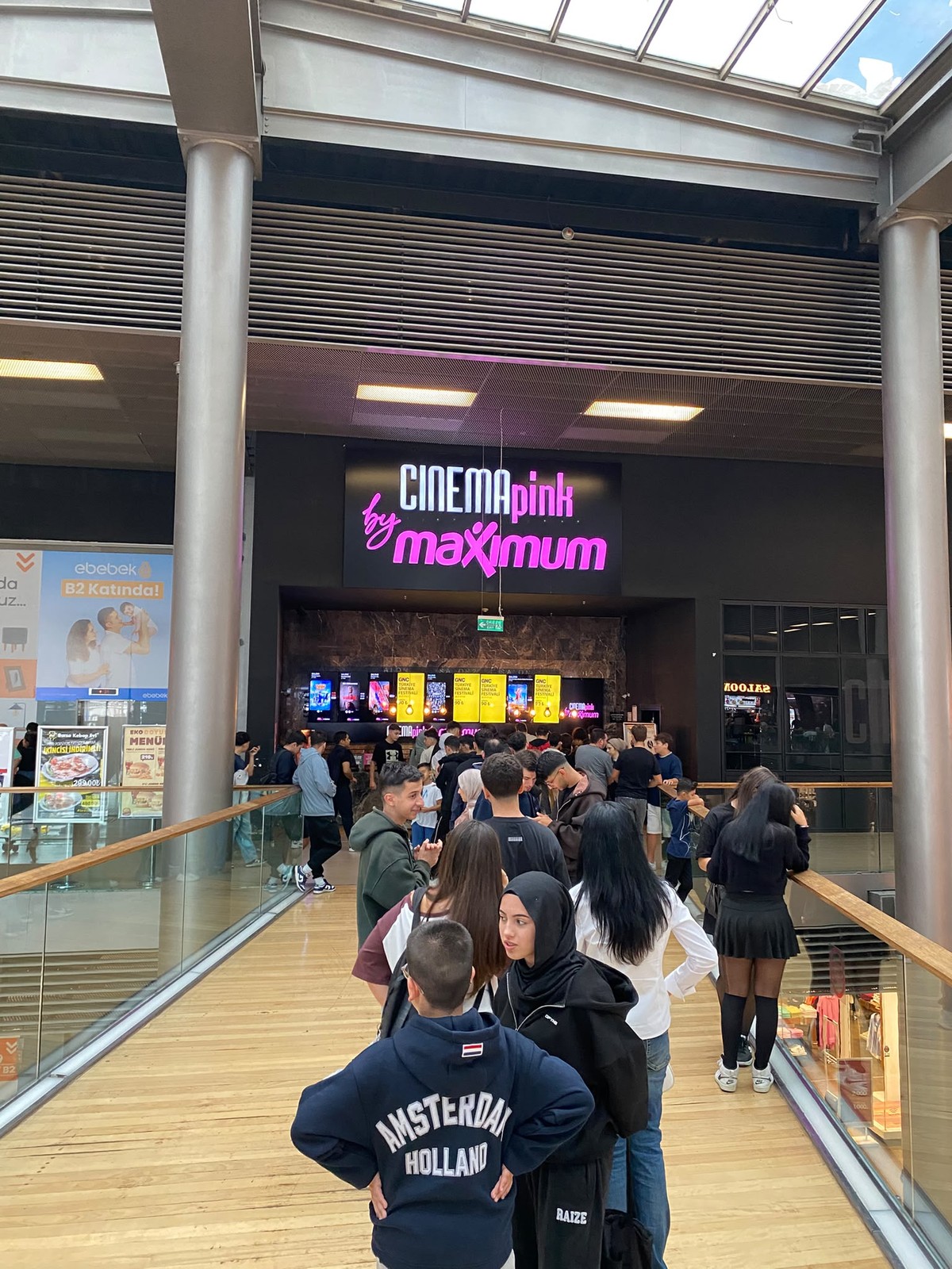 Alışveriş merkezindeki Cinemapink by Maximum sinema girişinde bilet için sıra bekleyen genç kalabalık