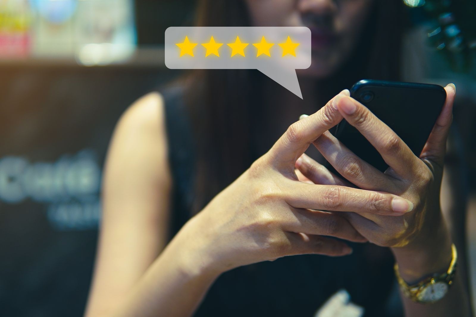 Telefon tutan eller üzerinde beş yıldızlı değerlendirme balonu bulunan kavramsal görsel