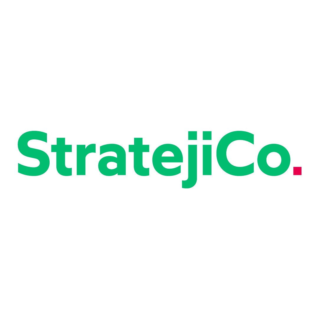 Beyaz zemin üzerinde yeşil harfli StratejiCo. kelime logosu