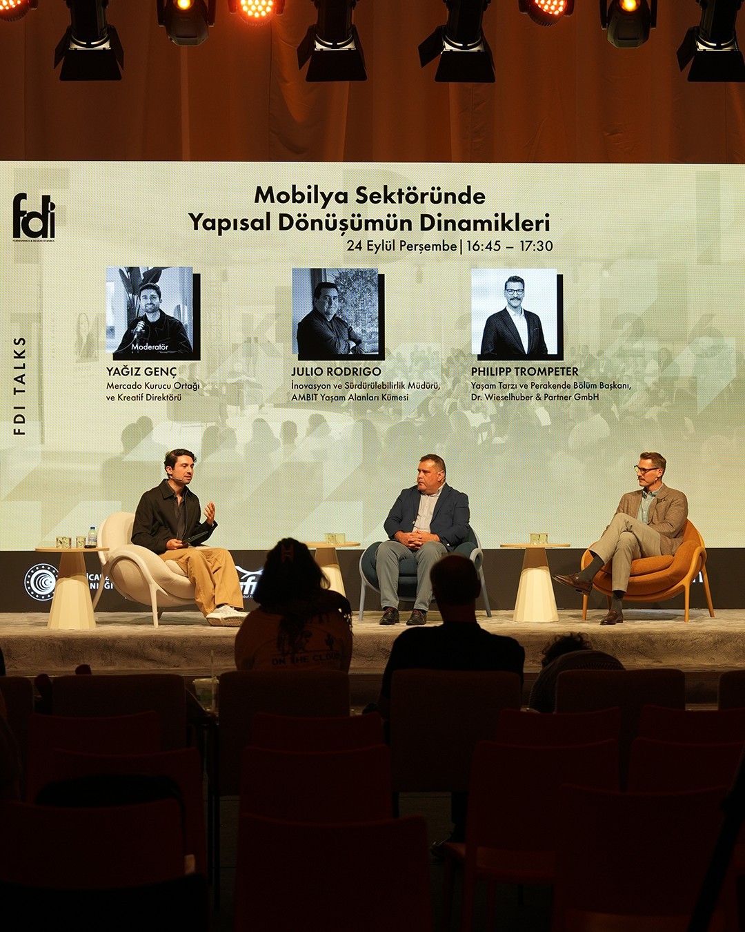FDI Talks panelinde mobilya sektöründeki dönüşümü konuşan üç konuşmacı ve ekranda oturum bilgisi