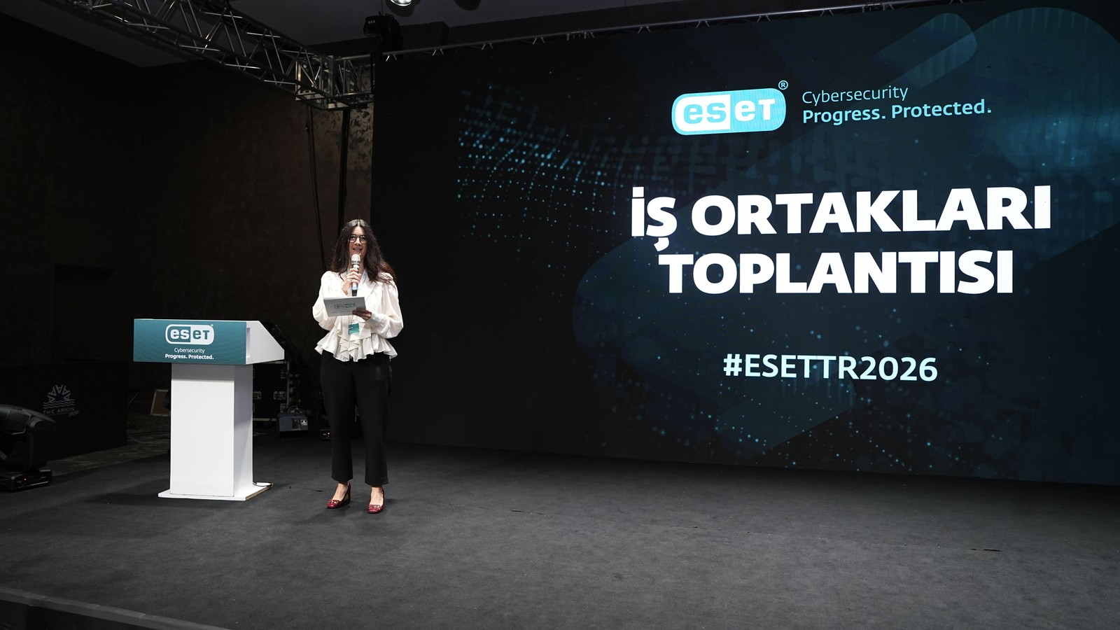 ESET Türkiye iş ortaklarına 12 kategoride 31 ödül verdi