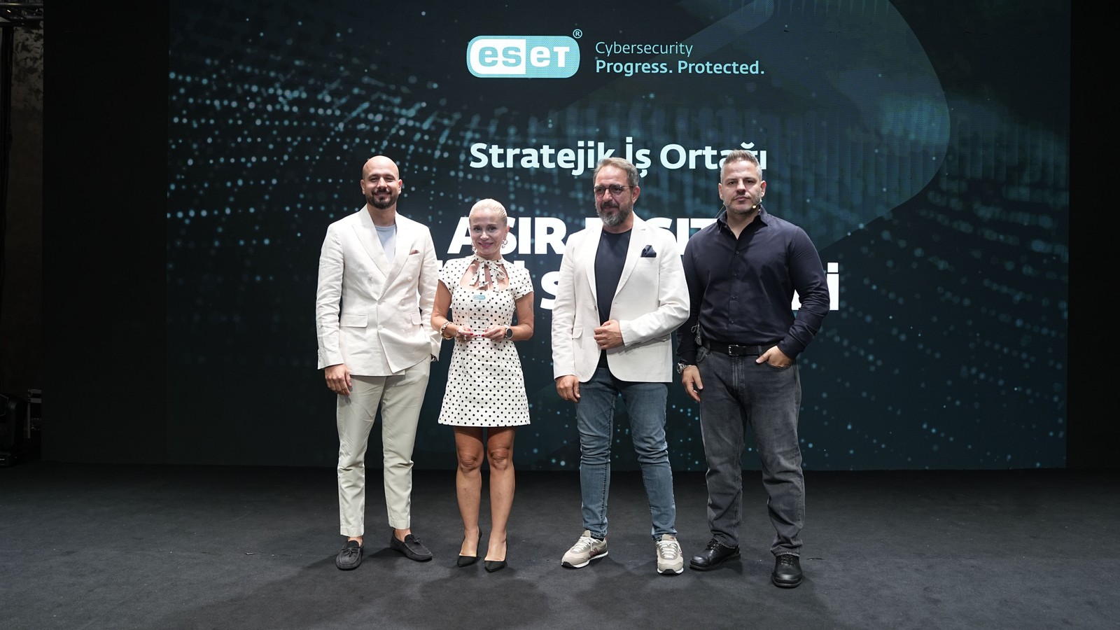 ESET Türkiye iş ortaklarına 12 kategoride 31 ödül verdi